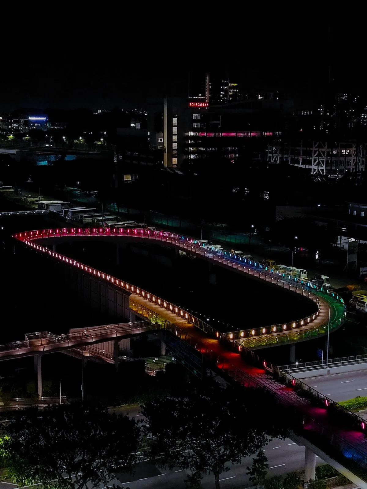 早报4月15日拉队跟拍李伟烈装置碧山环形脚踏车道。这是最终作品的鸟瞰图。（Very Small Exhibition提供）