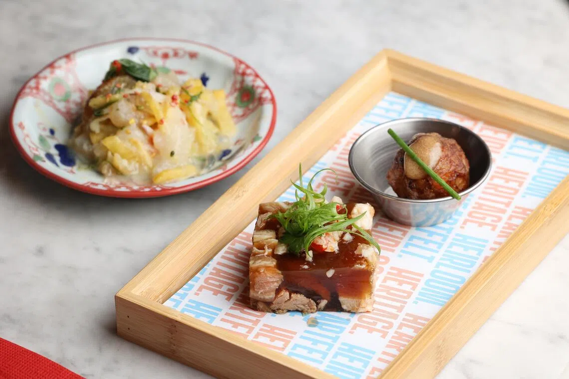 “字味盛宴”活动上呈现的猪脚冻、虾枣和凉拌“海蜇”前菜组合，让人眼前一亮。（何家俊摄）