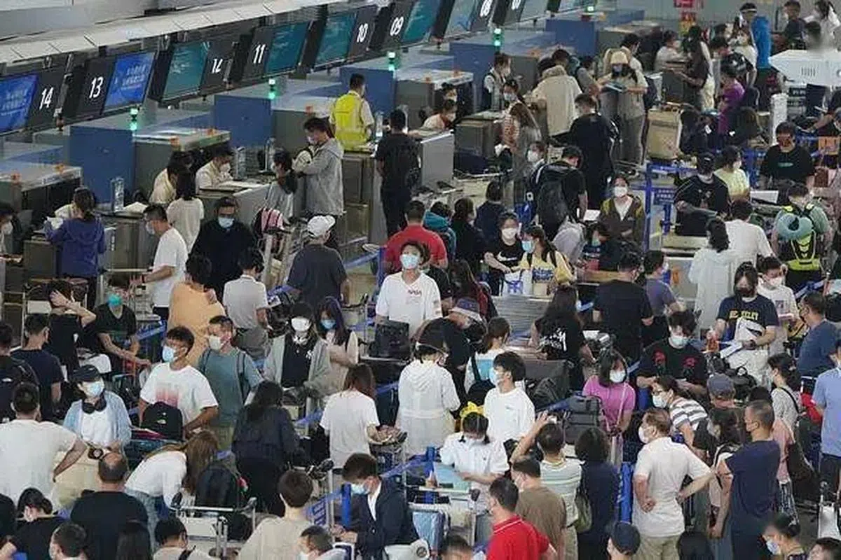 想“润”去国外的学生，还是会继续想尽法子“润”。图为2021年8月，美国恢复留学生签证入境后，上海浦东机场排队值机的留学生。（互联网）
