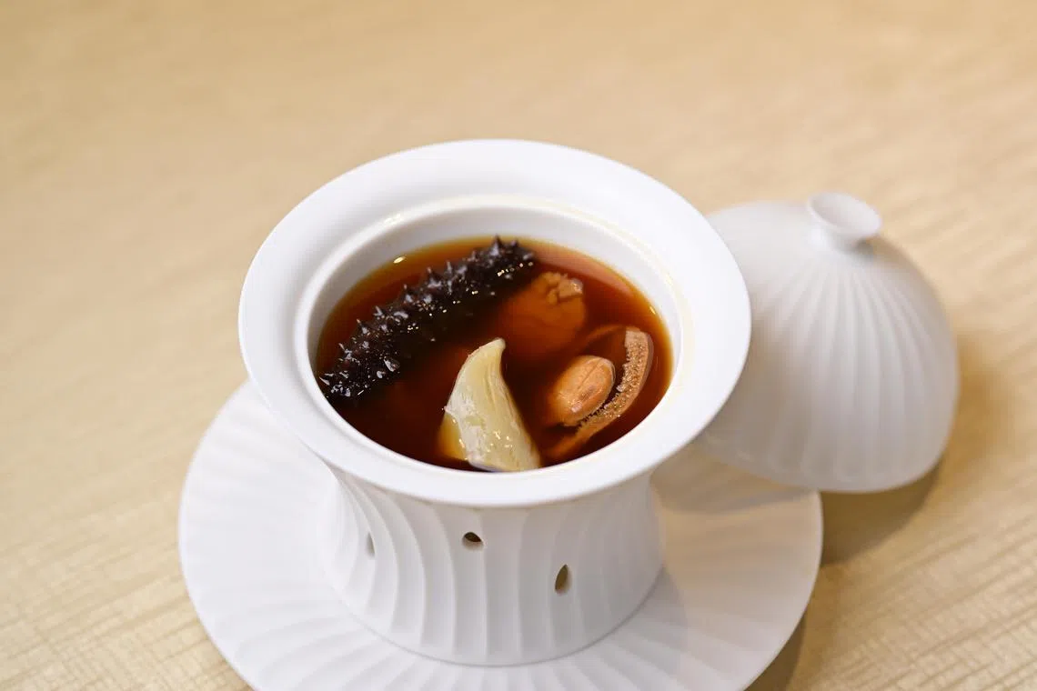 遇外滩餐馆的佛跳墙，经细火慢炖，汤色如琥珀，味道有层次，含丰富胶原蛋白。（餐馆提供）