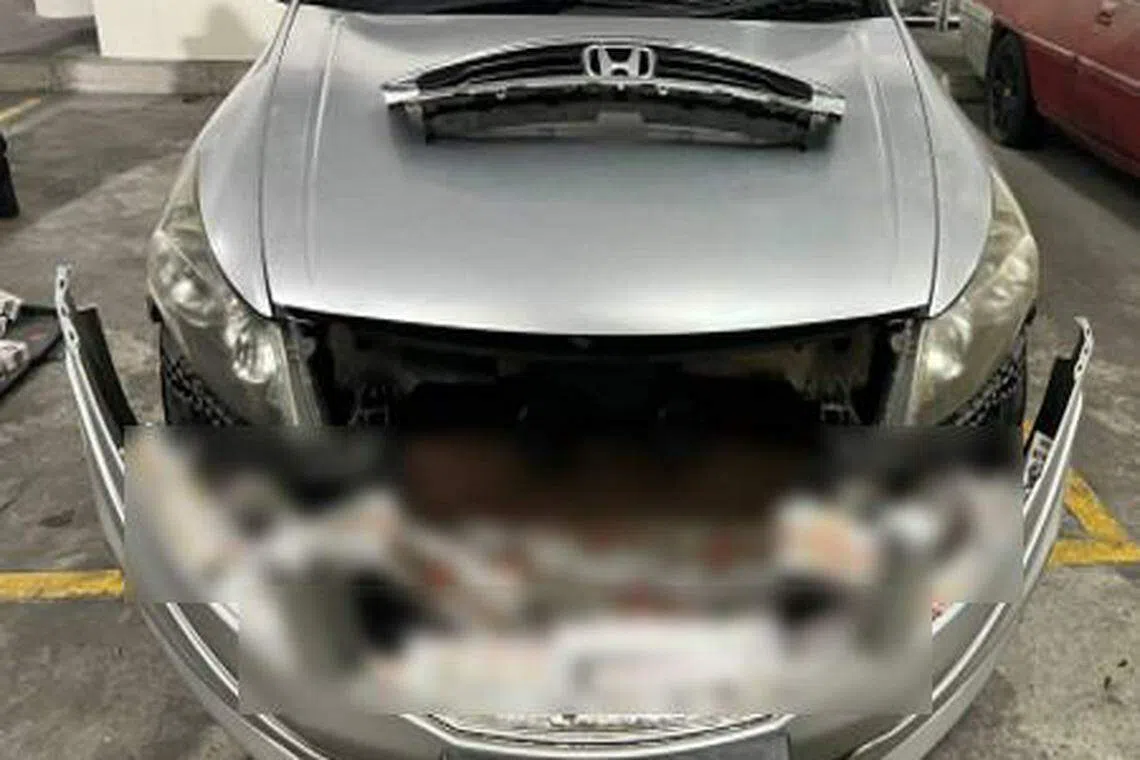 不法之徒将部分漏税香烟藏在汽车前防撞杠之中，企图瞒天过海。（移民与关卡局提供）