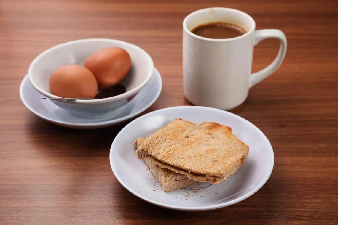 传统南洋烤面包套餐有多种面包选择。（特约黄暐捷摄）