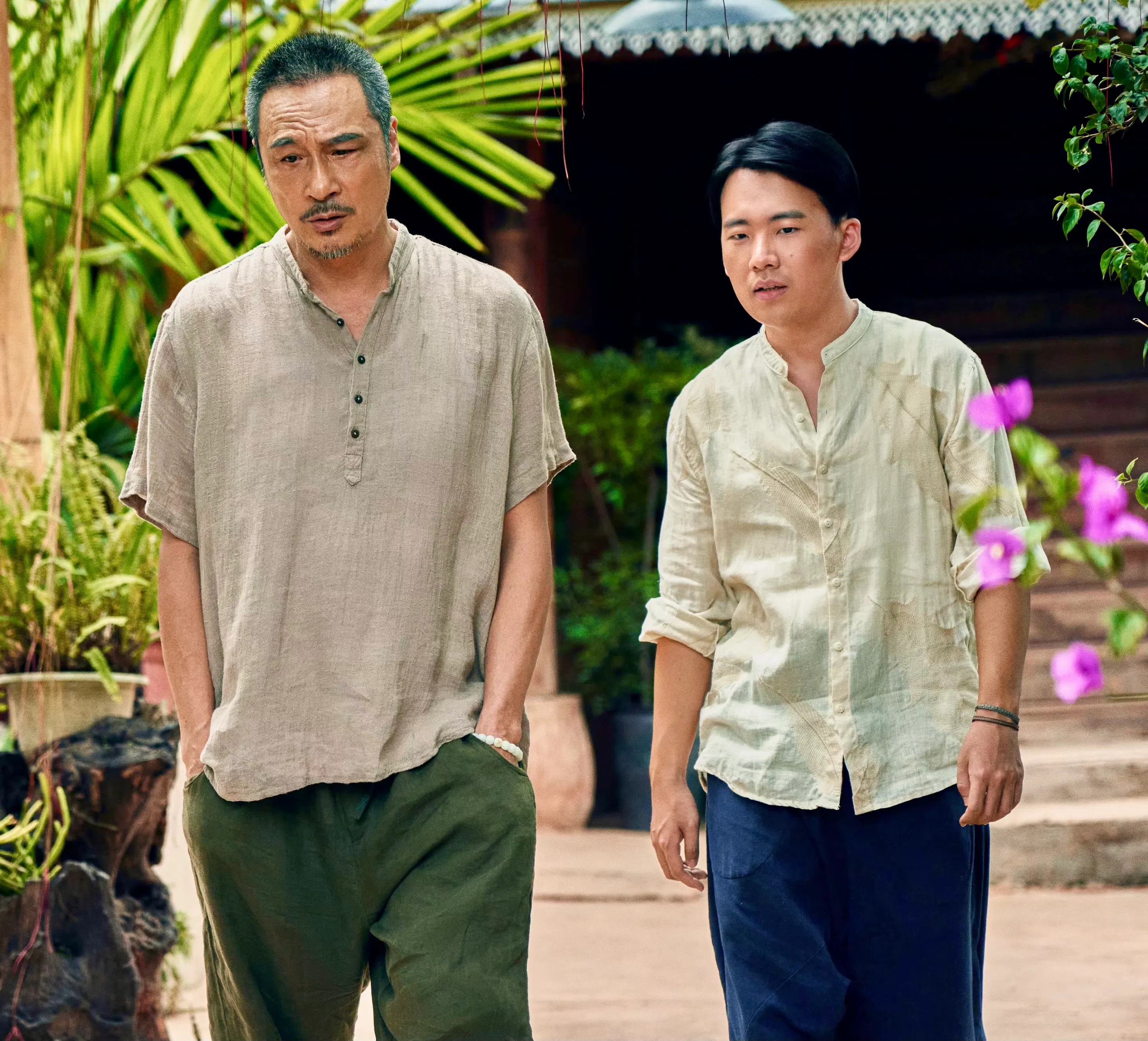 由郭麒麟（右）和吴镇宇领衔主演的《边水往事》8月上线，至截稿前在豆瓣评分达8。（取自微博）