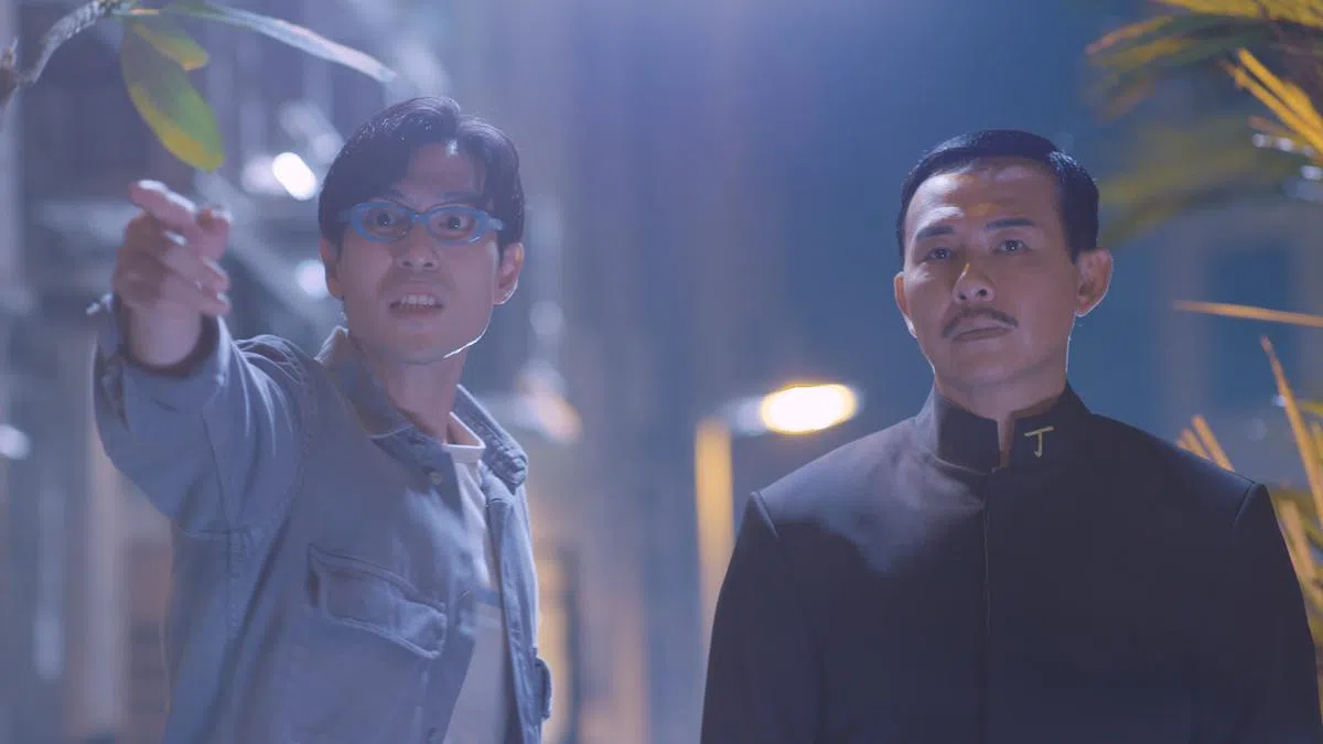 谢俊峰（左）在戏中与饰演冥界警长的王禄江联手破案。（新传媒提供）