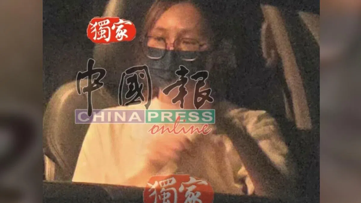马来西亚《中国报》独家报道黄明志女友11月5日陪他到警局投案。（取自《中国报》网站）