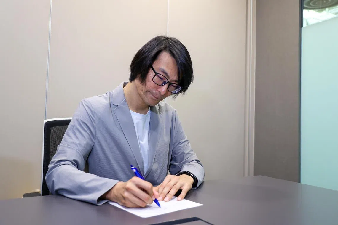 刘卫东边行走边收集素材，一路不停打造思维地图。（林明顺摄）