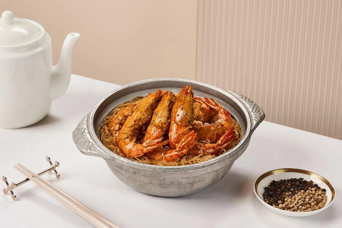 黑白胡椒粉丝中虾煲富有镬气香。