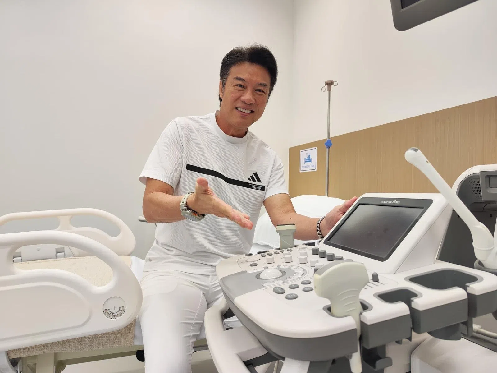 郑各评（中）受邀参观影城两个新片场。（郑各评提供）