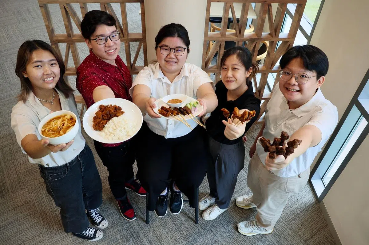 淡马锡理工学院首次展开植物肉料理的学生项目，由六名食品科技及营养学专业文凭课程的应届生分为两组研发食品。参与的学生包括鲍盈如（左起）、洪崇斌、郑凯璘、张彦敏和林照勋。（龙国雄摄）