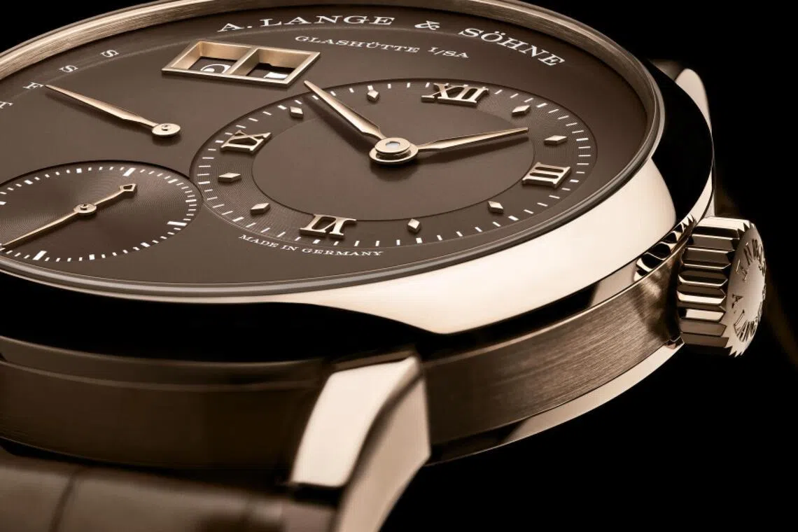 朗格全新Lange 1 Daymatic以独家Honeygold蜂蜜金铸造。（朗格提供）