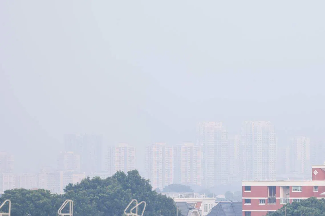 星期六早上7时许，后港1道一带一片灰蒙蒙。（白艳琳摄）