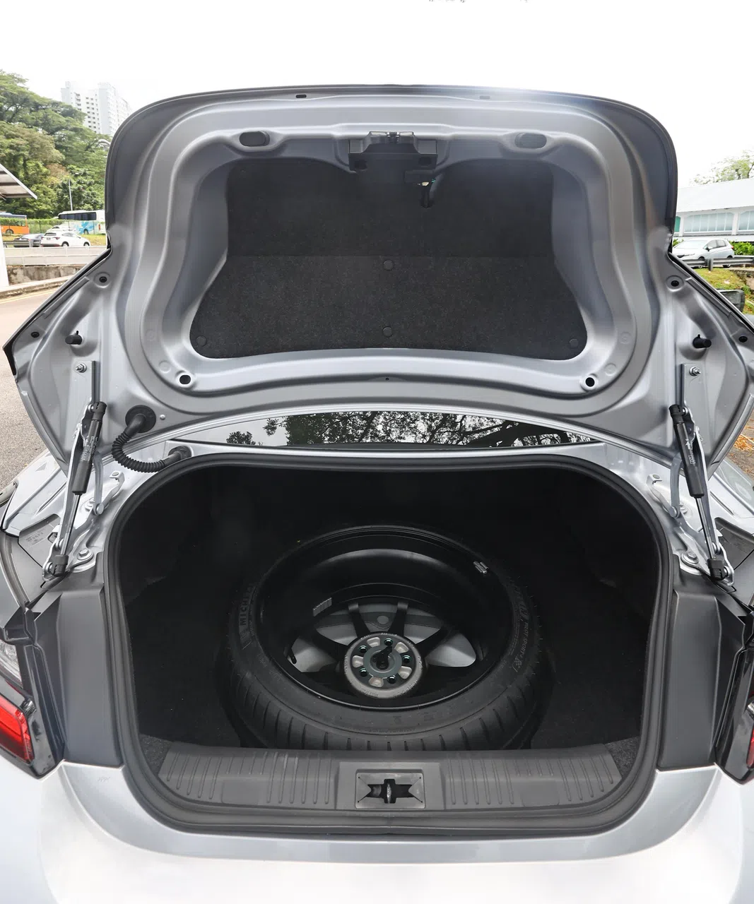 后车厢的容积不大，底部装载一个后备轮胎。（陈渊庄摄）
