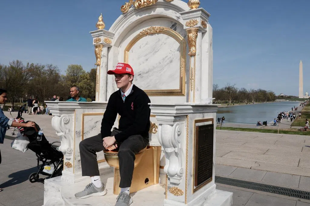 美国国家广场近日出现一个带金色马桶的“国王宝座”装置艺术，吸引不少民众前来拍照打卡。