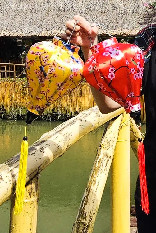 游客可体验灯笼制作，亲手打造自己的专属灯笼。（客桑摄）