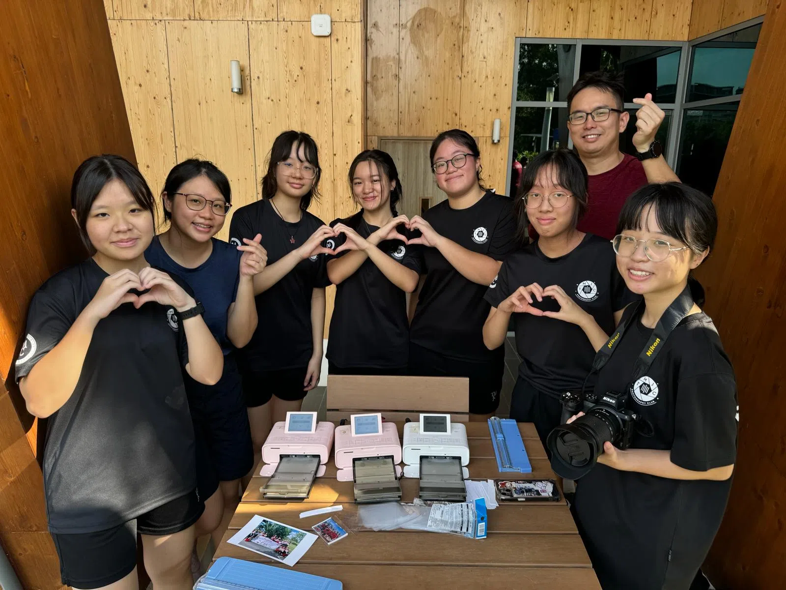 学校摄影俱乐部设立摄影小站，让大家拍照留念。（淡滨尼美廉初级学院提供）