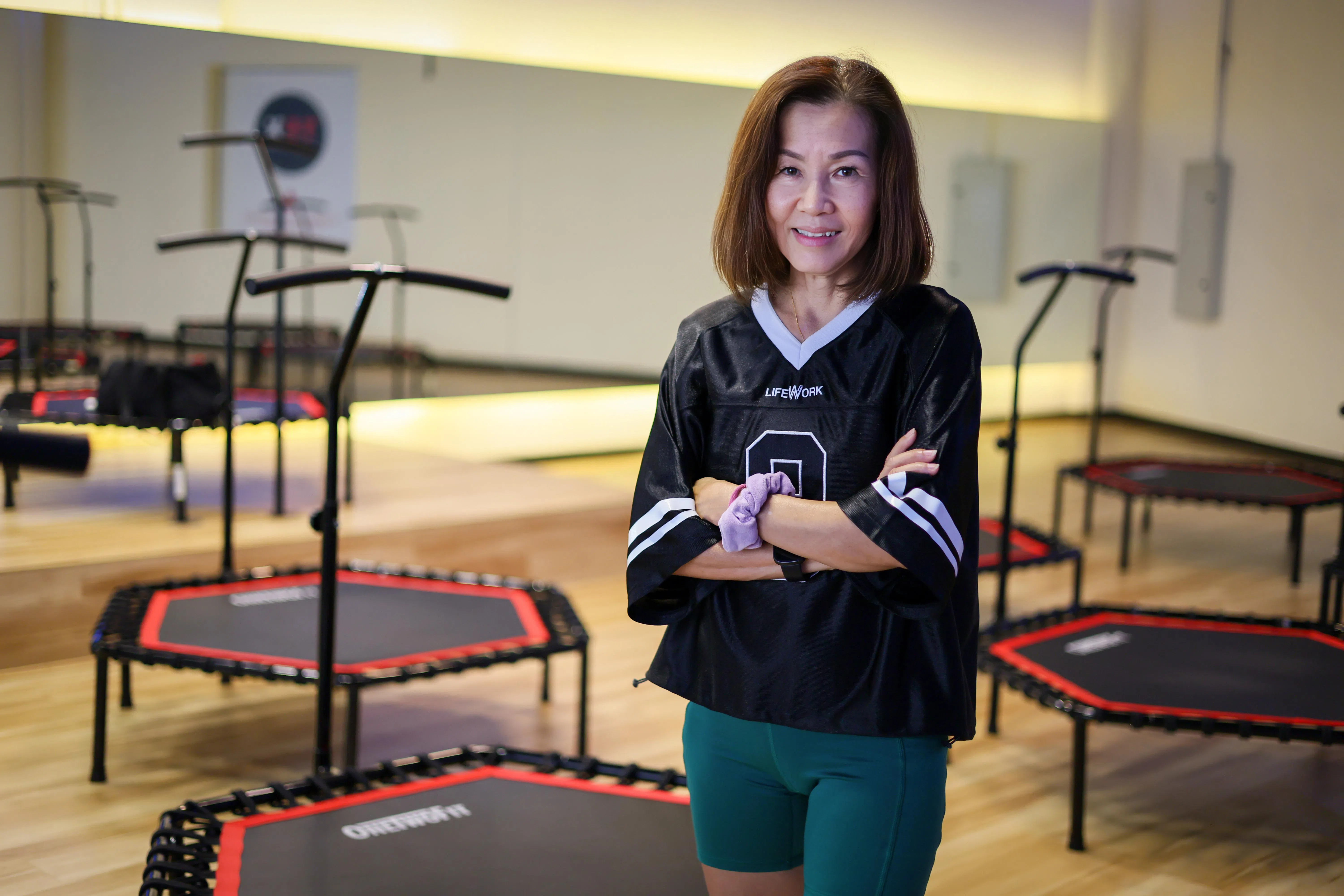 杨丽贞说，弹跳健身还能锻炼脑力和记忆，因为学员在跟着教练做动作的同时，须要记住编排动作。（龙国雄摄）