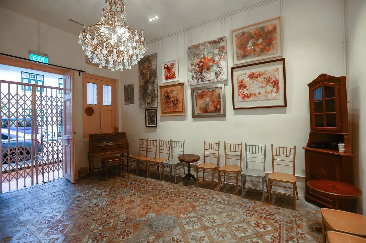 百年店屋经过了非常昂贵的洗刷装饰过程，终于恢复了原貌。