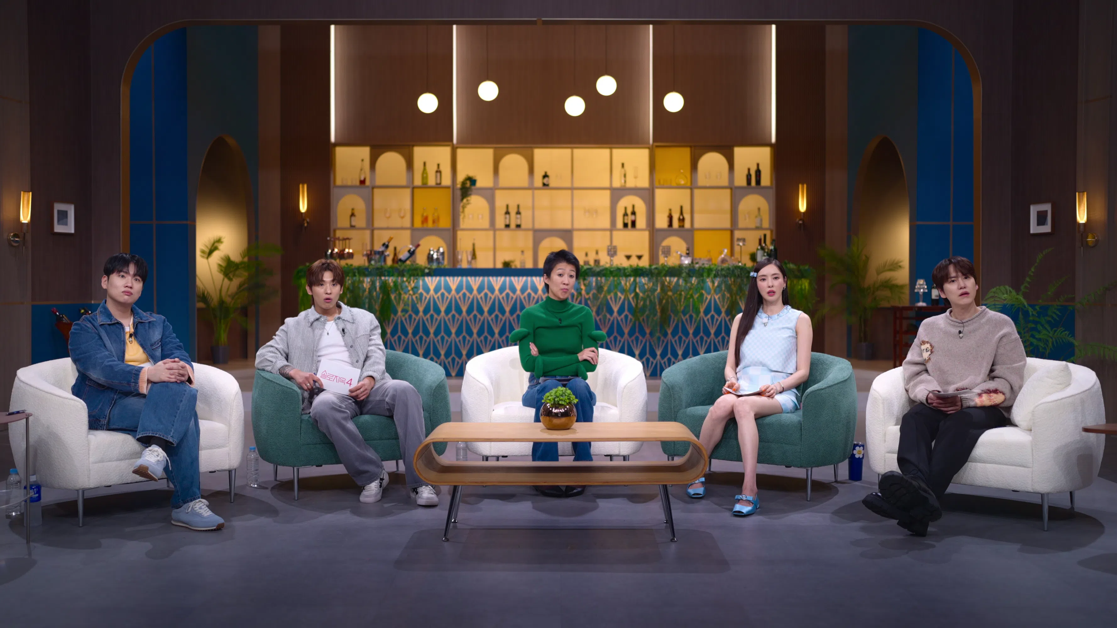 《单身即地狱4》主持群维持不变，有韩海（左起）、金珍映（Dex）、洪真庆、李多熙和曹圭贤。（Netflix提供）