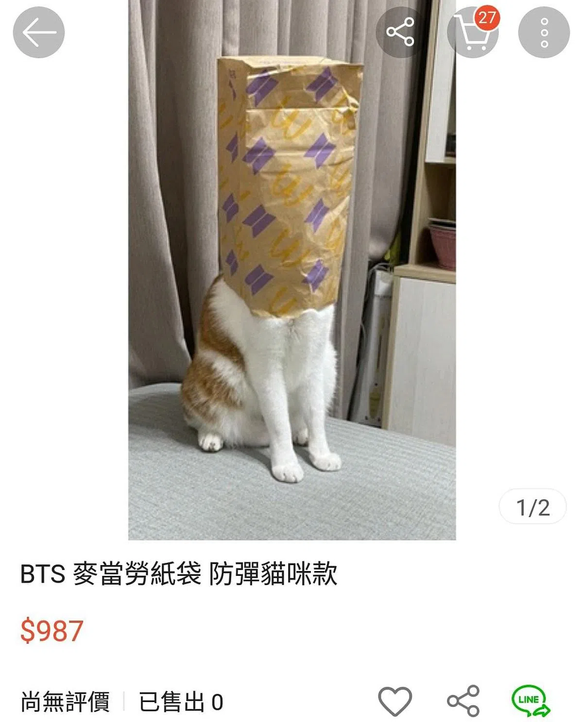 拍卖网站上有人搞笑把BTS餐的原始包装纸袋套在猫头上，当成商品出售。（面簿）