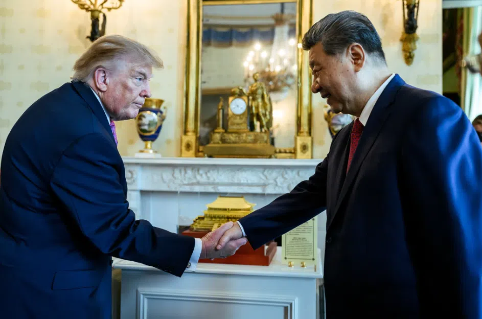 习近平（右）和特朗普在配有玻璃罩的金色太和殿模型旁握手。（美国白宫官网）