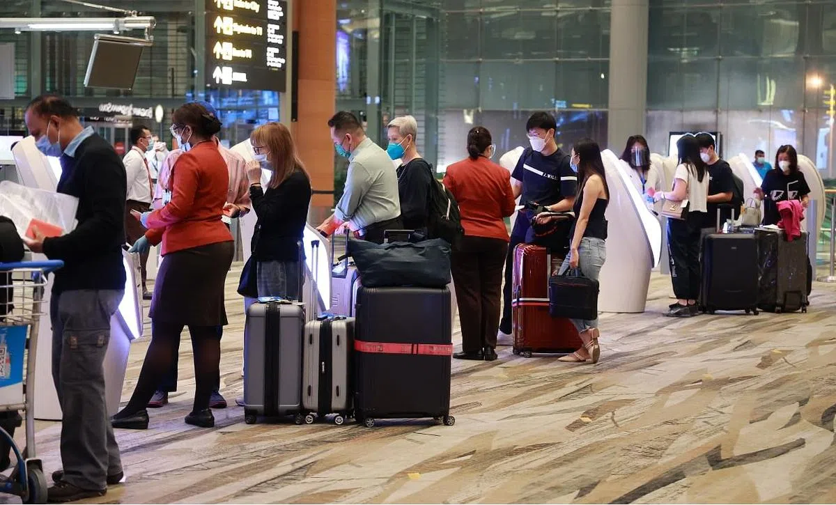 搭乘新韩VTL首航的包括参加曾兄弟旅行社、大通旅游及欧美假期旅行团的公众。（唐家鸿摄）