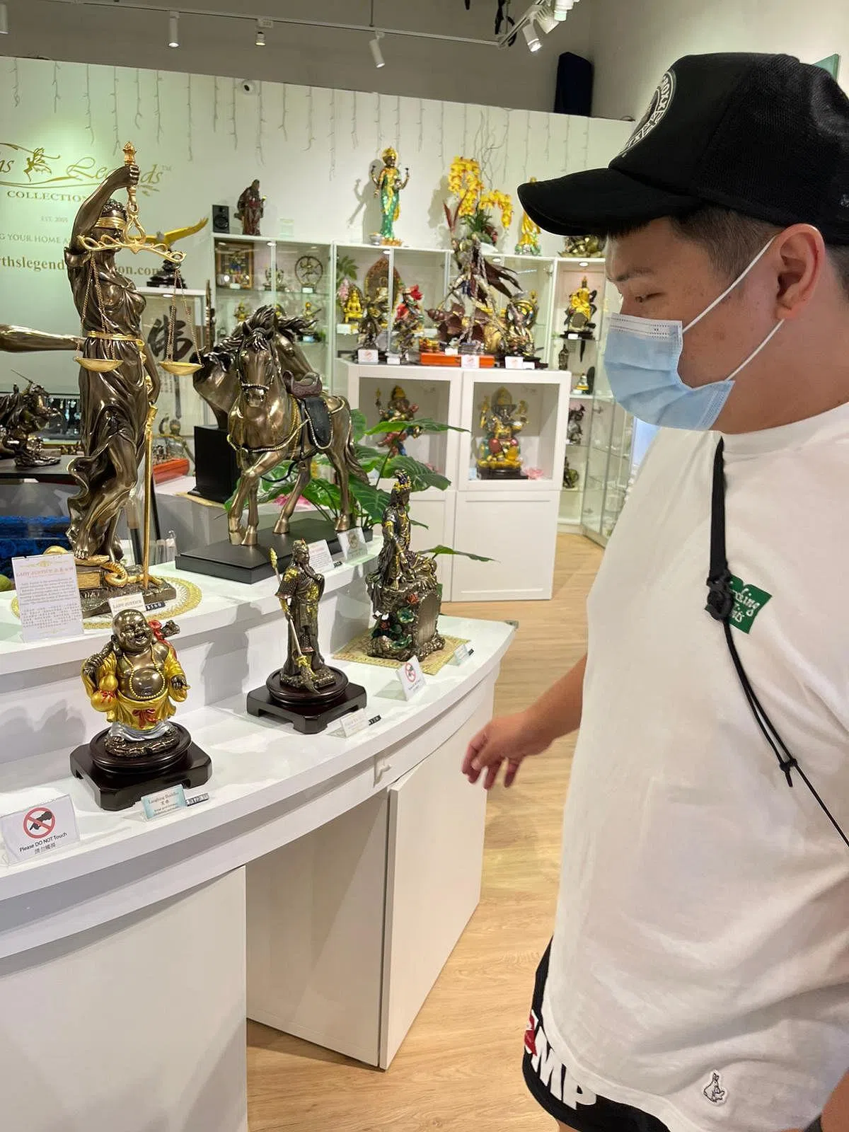 今年不开罐头！张俊国和妹妹为父亲张罗父亲节礼物。（照片由受访者提供）