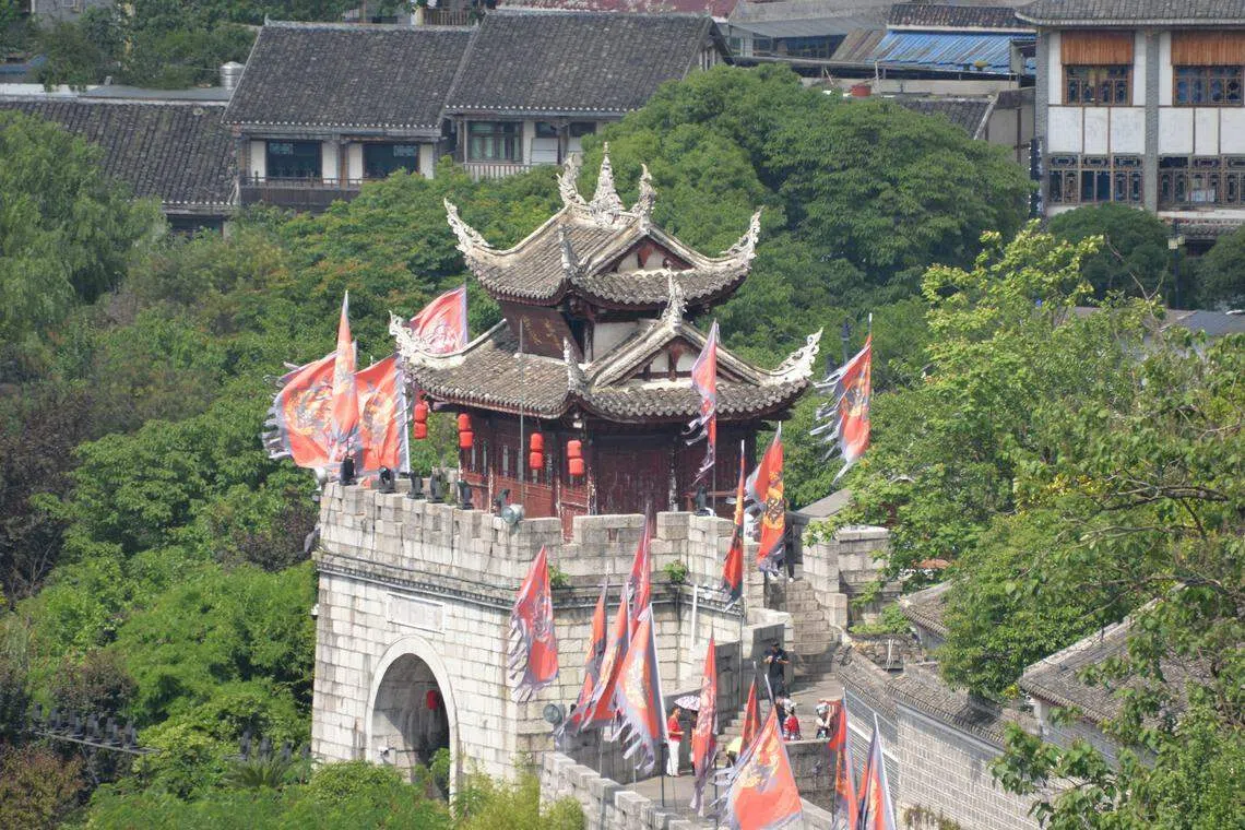 军事重镇青岩古镇的古城楼屹立至今。（作者提供）