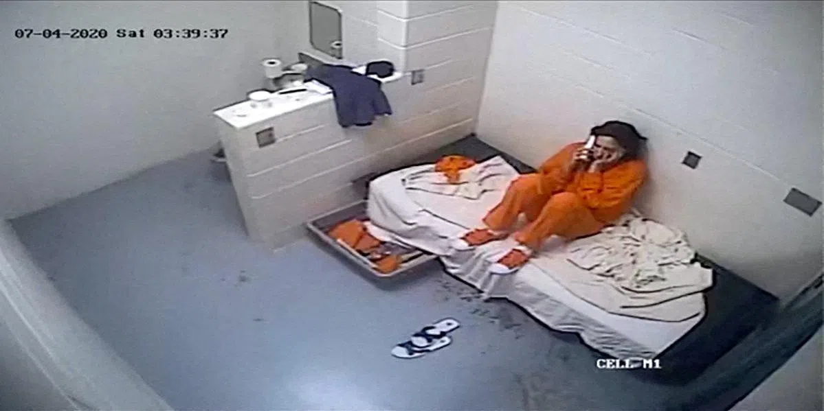 2021年，纽约联邦陪审团裁定麦克斯韦多项罪名成立，包括贩运未成年人以及协助招募、诱骗少女供爱泼斯坦实施性虐待，2022年判处她入狱20年。图为她在牢房使用电话的画面。（路透社）