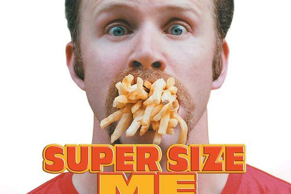 《超级快餐王》电影海报上，Morgan Spurlock嘴里塞满薯条，画面吸睛。（互联网）