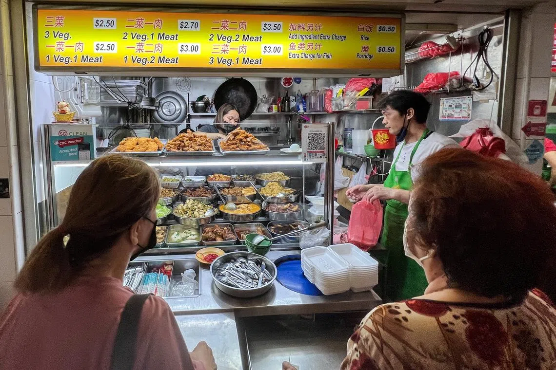 目前有许多小贩摊位接受扫码支付等无现金付款方式。（联合早报）