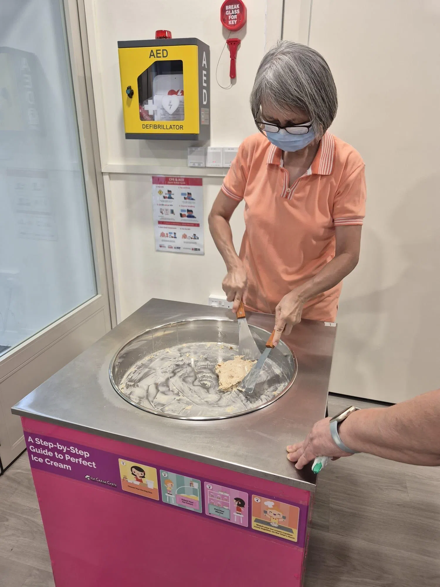 后港912活跃乐龄站将传统养生理念融入现代活动设计，让年长者学习制作草本口味冰淇淋与社区居民分享。（家护基金提供）