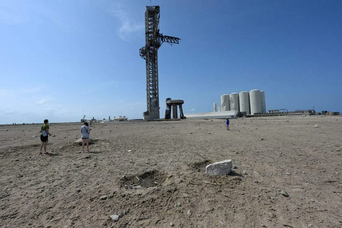 星舰爆炸后，周边地区落满碎石，图为一些好奇公众冒着风险趋近发射台参观。（路透社）