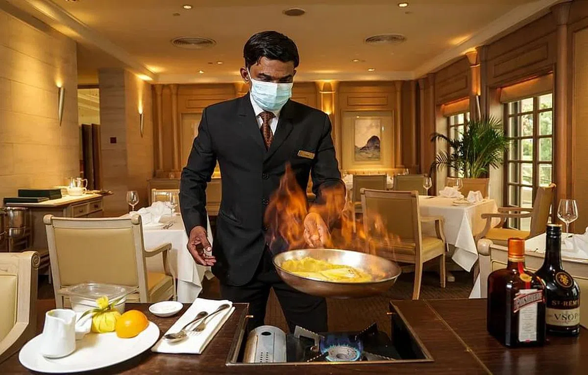 服务员在餐桌旁现场制作甜品可丽饼。（叶振忠摄）