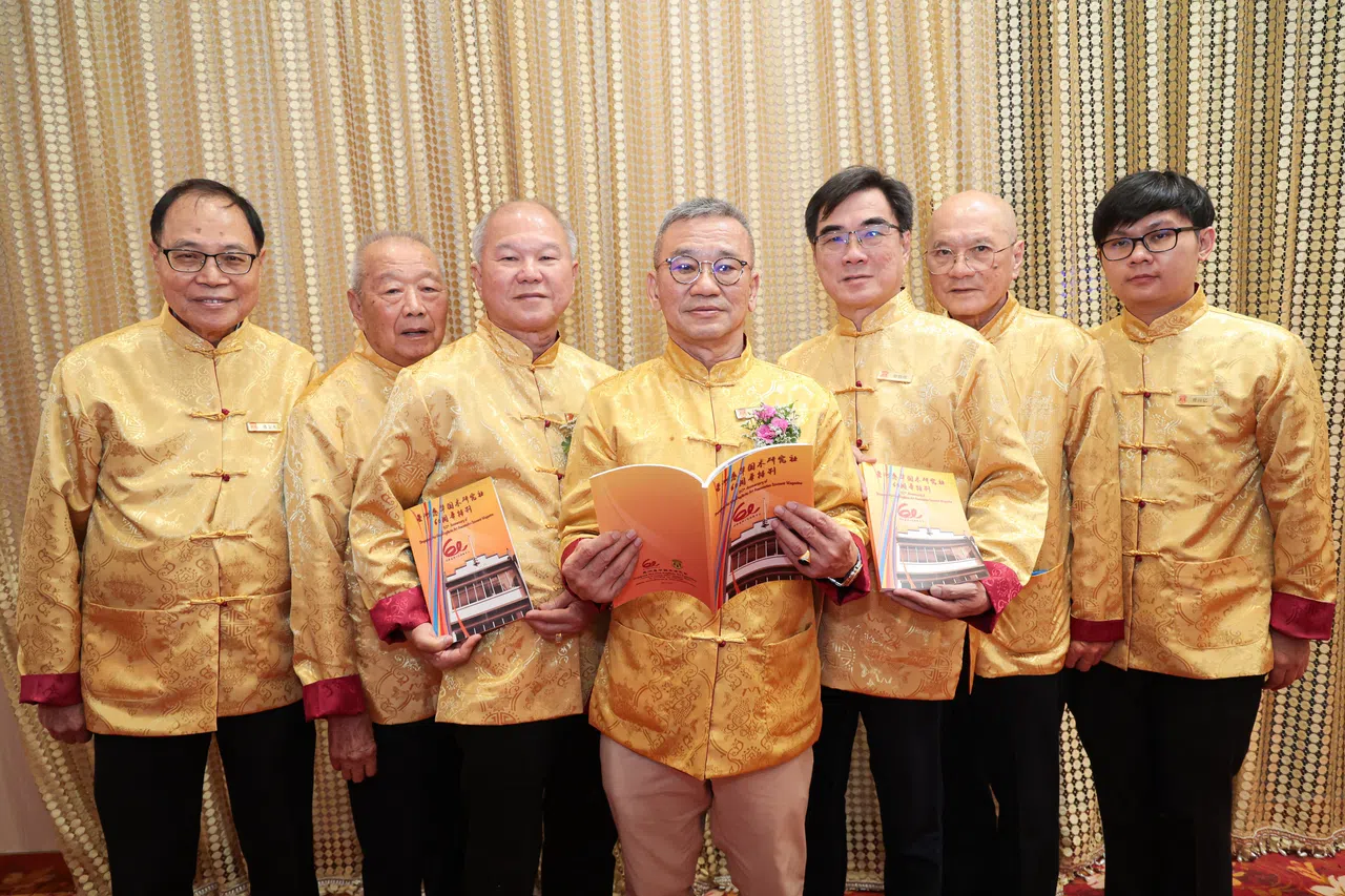 星洲惠华国术研究社60周年特刊《我的惠华故事》，收录了通讯资讯组主任连金水（左起）、副监察组主任连复德 、副社长黄初远 、社长陈崑玉 、康乐资讯组副主任曾修维 、国术顾问柯炳辉和总务曾应亿与惠华的渊源和回忆。（李冠卫摄）