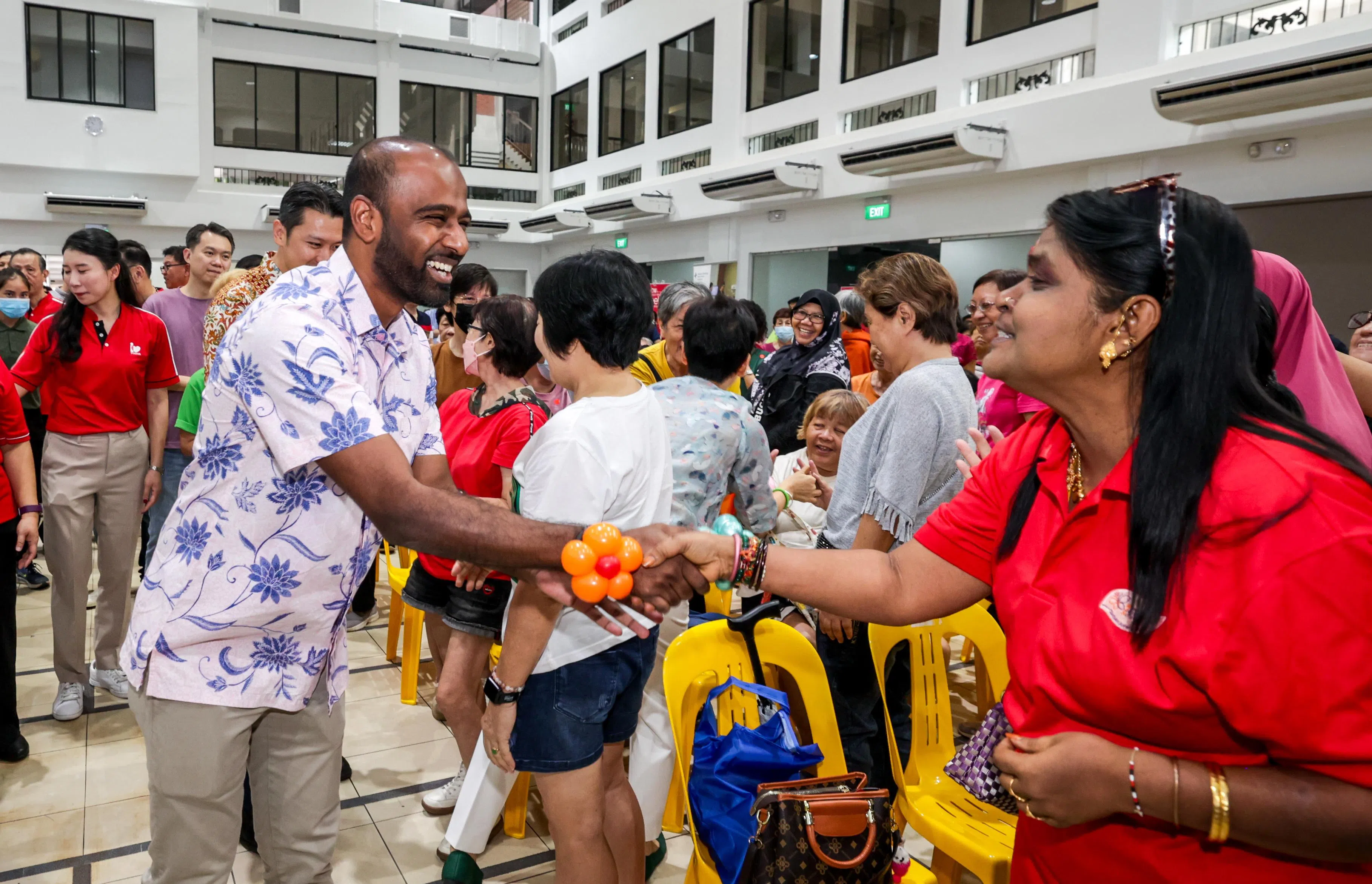 裕泉区基层组织第二顾问哈宓医生出席妇女赋能嘉年华，在现场与民同乐。（叶振忠摄）