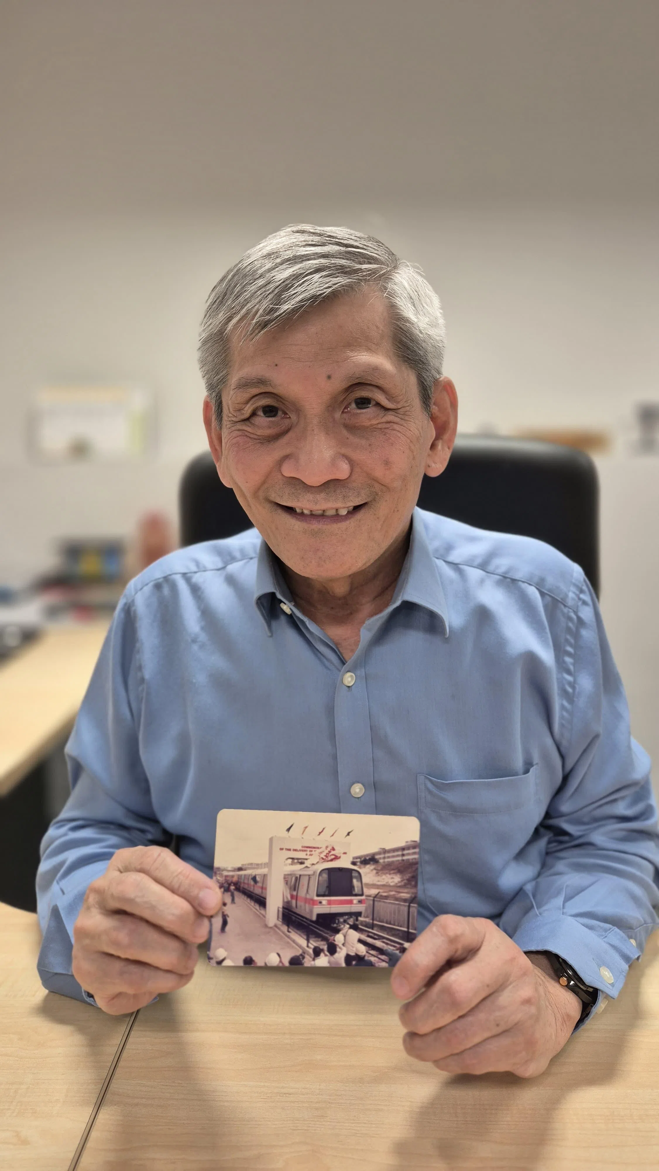 陆路交通管理局轨道车辆与车厂署长黄伟强（68岁）早年曾参与制定第一代列车的技术规格，甚至派往川崎重工业于日本神户工厂半年，了解列车的制造和测试工程。（陆路交通管理局提供）