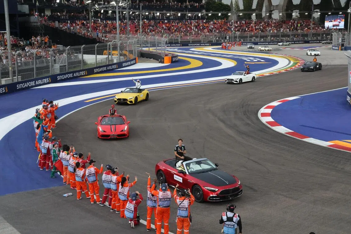 车手们在星期天的正赛前，乘坐中古车绕场一圈，接受观众和工作人员的欢呼。（唐家鸿摄）