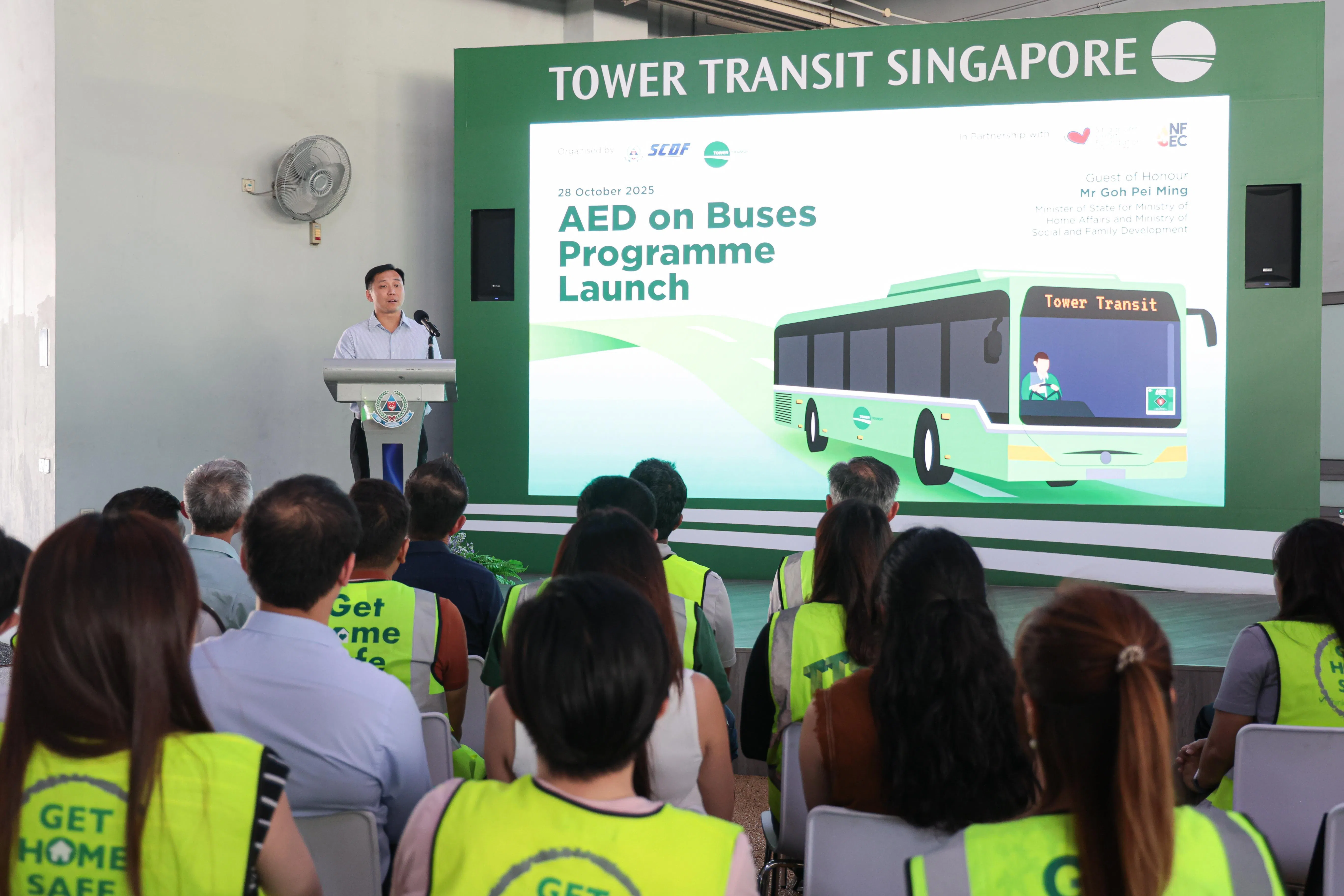 易塔通“巴士心脏除颤器”计划，星期二（10月28日）由内政部兼社会及家庭发展部政务部长吴培铭主持启动仪式。（李冠卫摄）