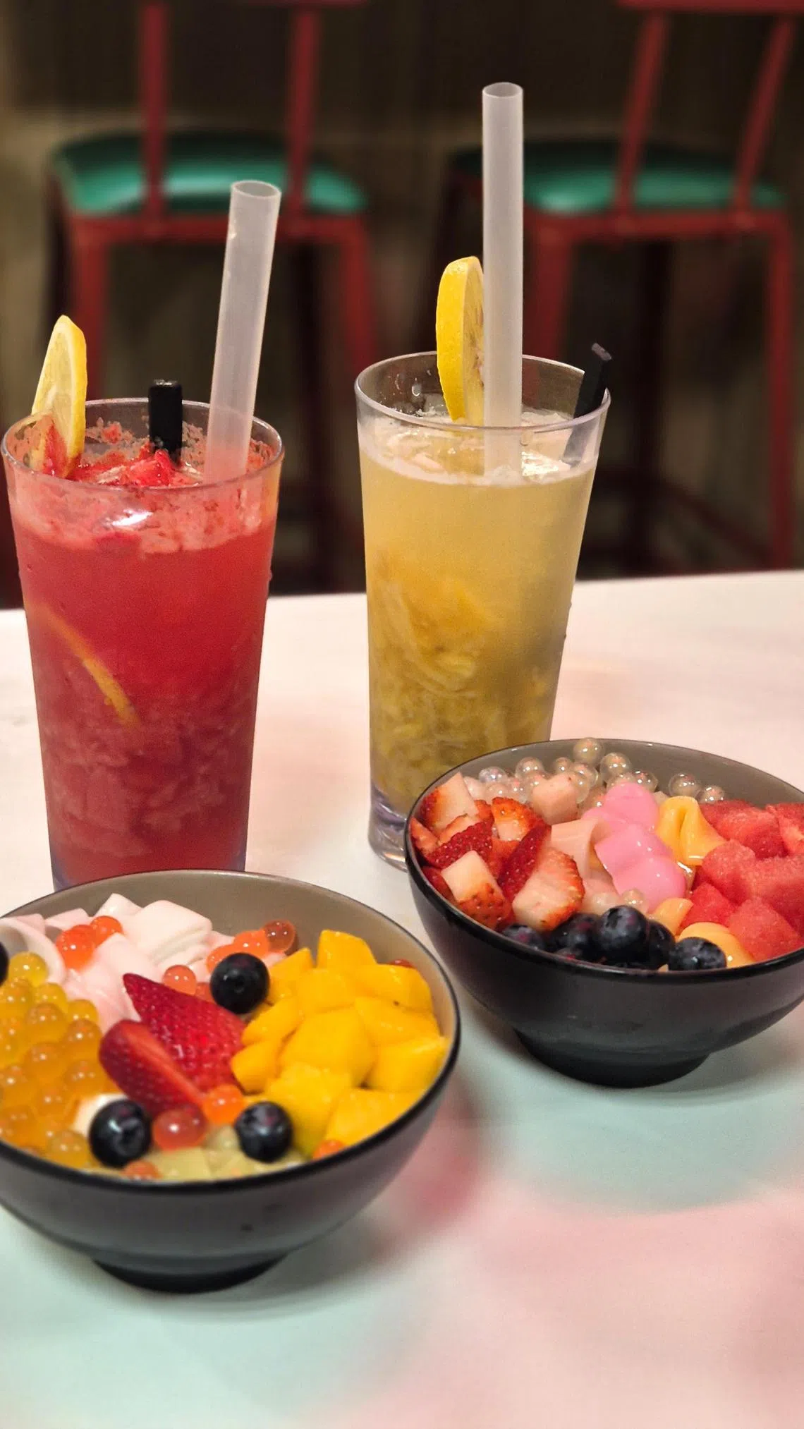 水果河粉加上新鲜水果和配料，还有西瓜和黄梨苏打，都很清爽。（陈爱薇摄）