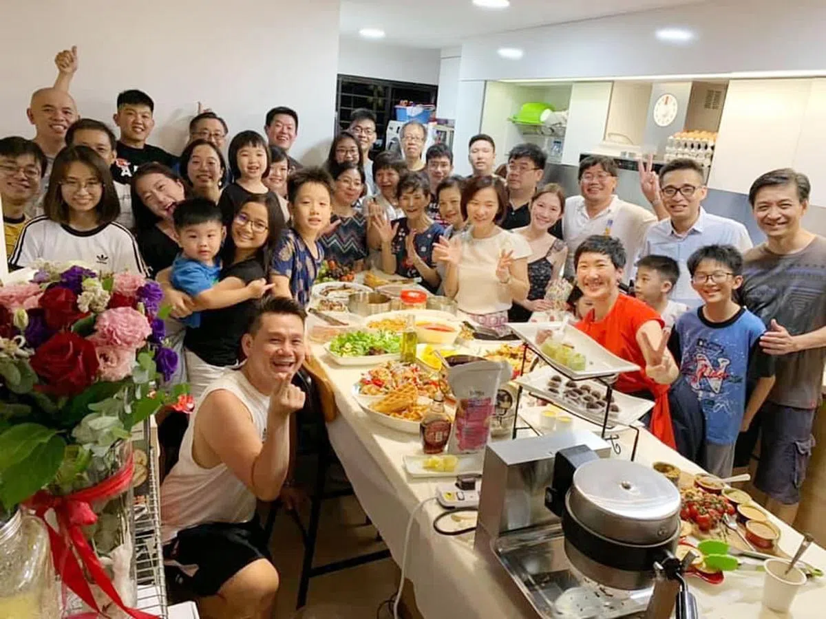 这个大家族感情融洽，每个月都办聚会。图为疫情前的最后一个聚会，共有超过30名亲戚齐聚一堂。（受访者提供）