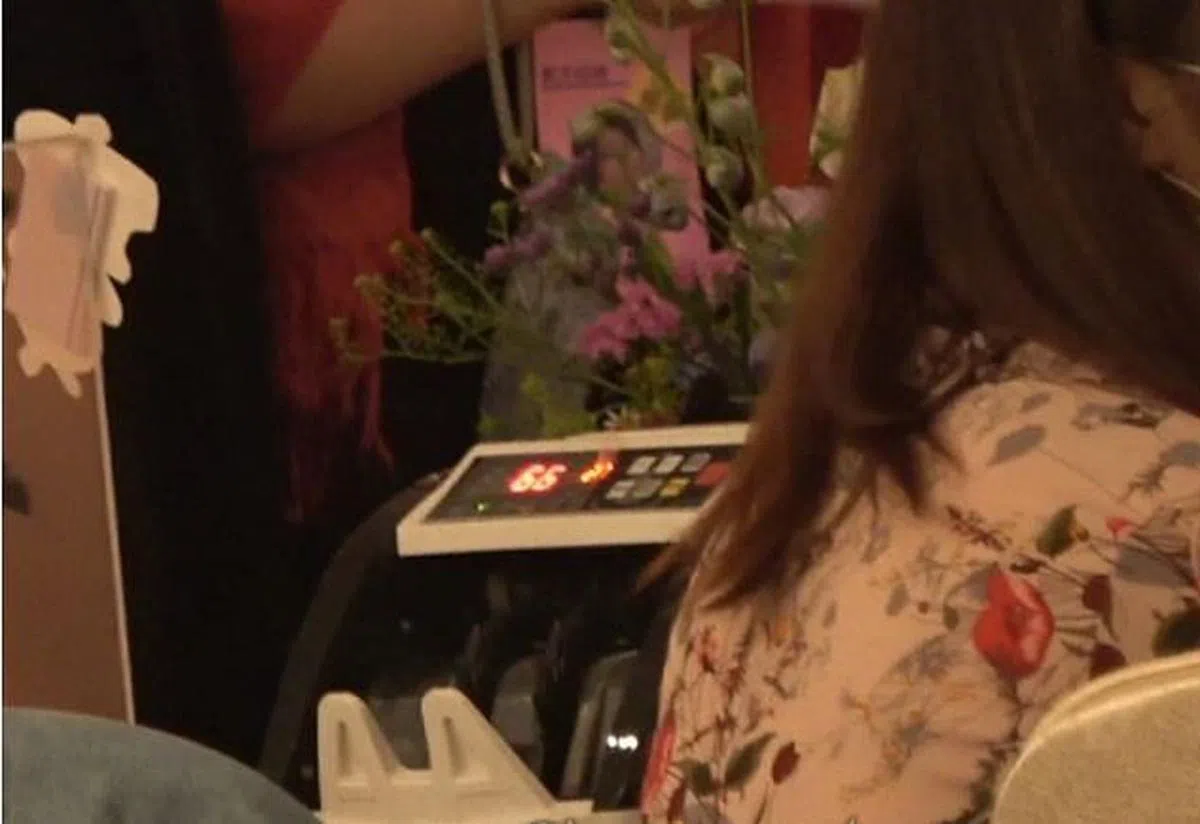 吴姗儒婚宴出动数钞机。（互联网）