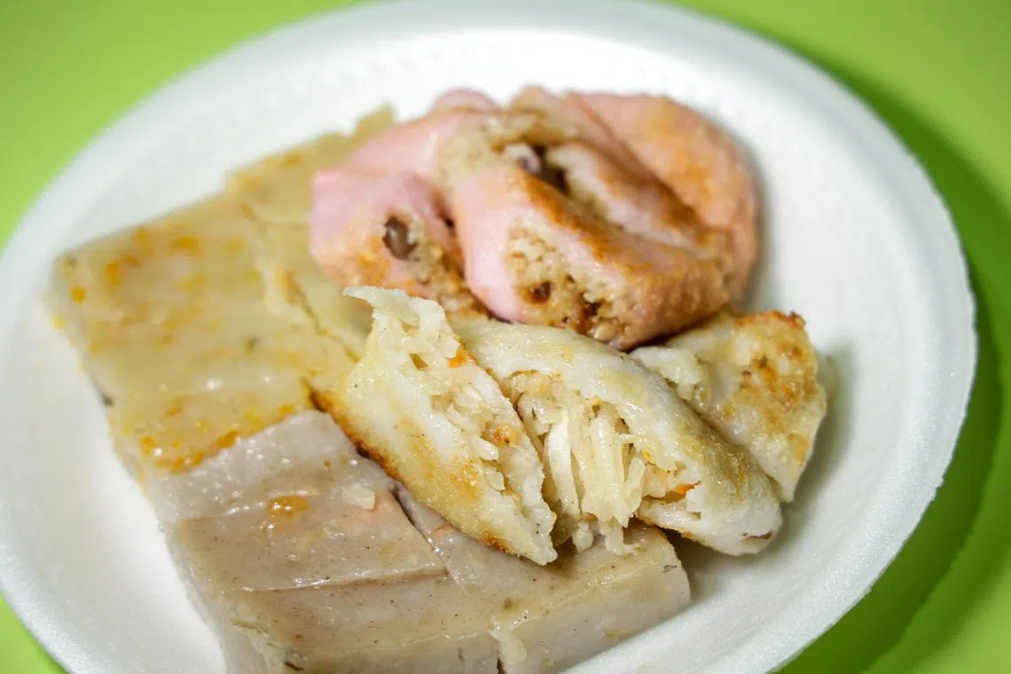 手工潮州粿点，馅料饱满个头大。（叶振忠摄）