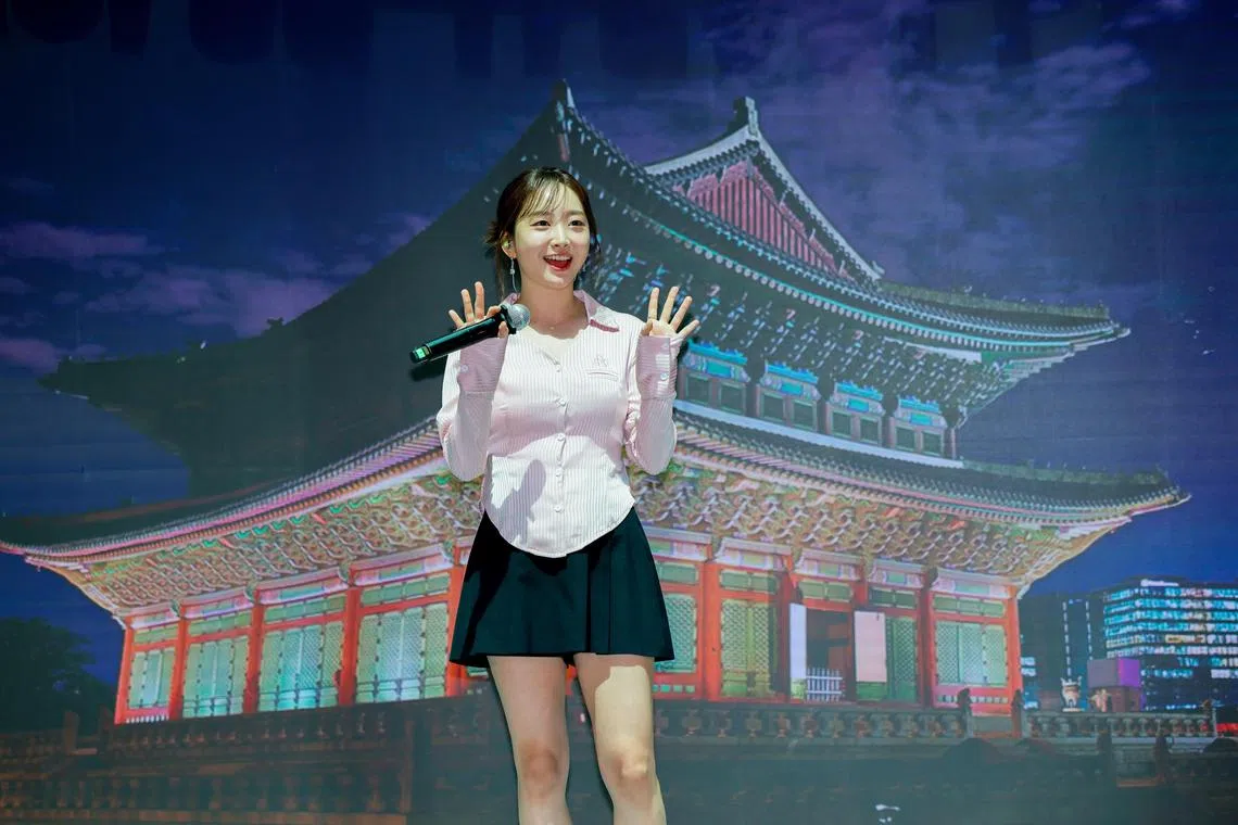 韩国歌手Punch在旅游展活动上带来三首耳熟能详的韩剧OST。（龙国雄摄）