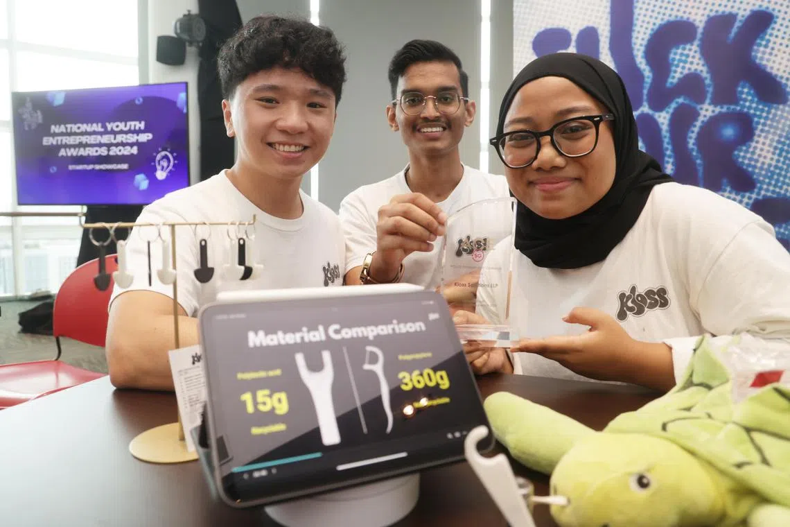 利用3D打印技术和环保材料，制作可降解的环保牙线，理工学院学生许伟洋（左）和两名伙伴林格希（Lingesh，中）、希亚基拉（Shyakirah，右）的项目，获得全国青年创业挑战赛学生组金奖。（蔡家增摄）