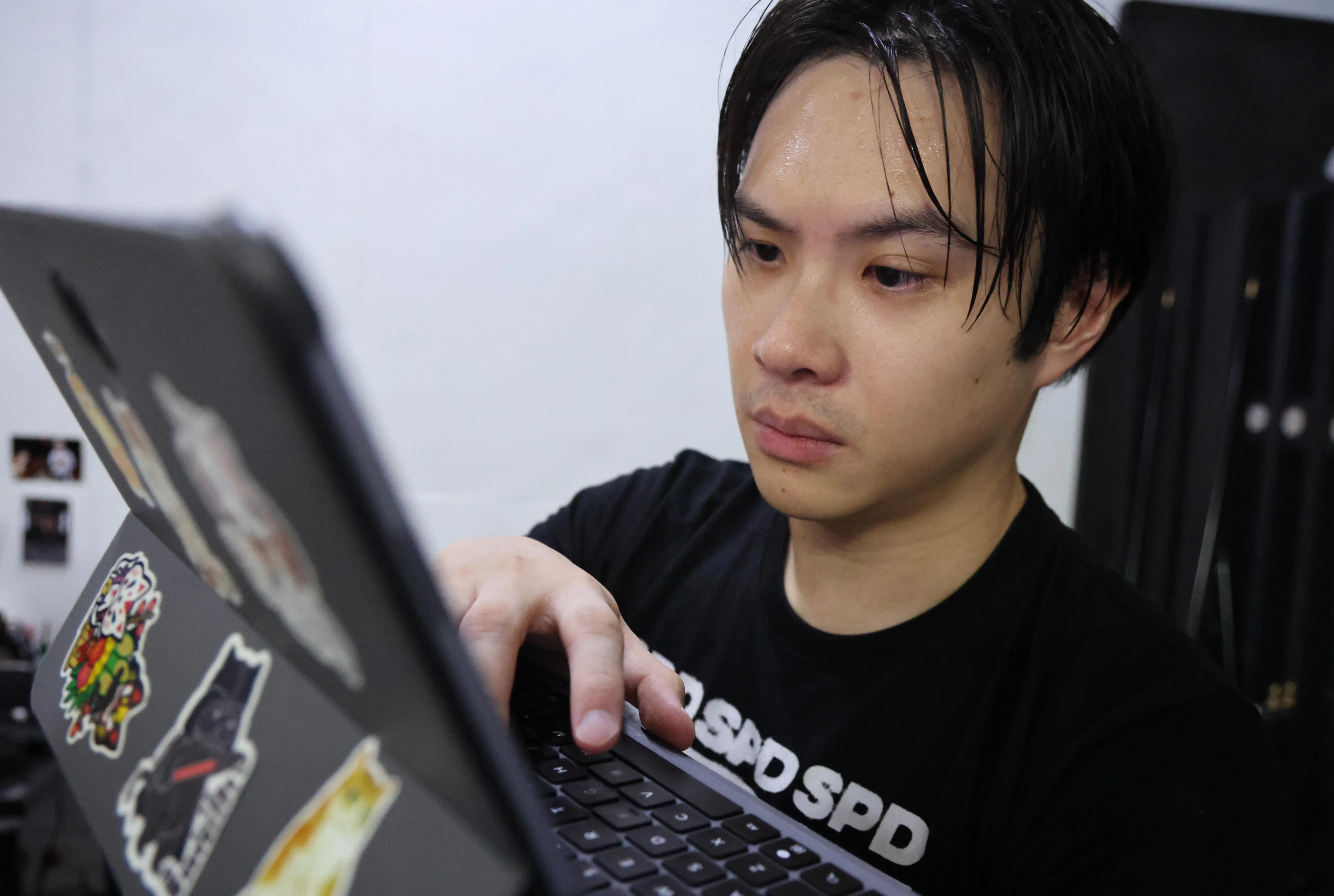 柯俊杰穿梭于多重身份，他喜欢在台上的感觉，也喜欢和团队协作，为观众带去欢乐。（梁麒麟摄）