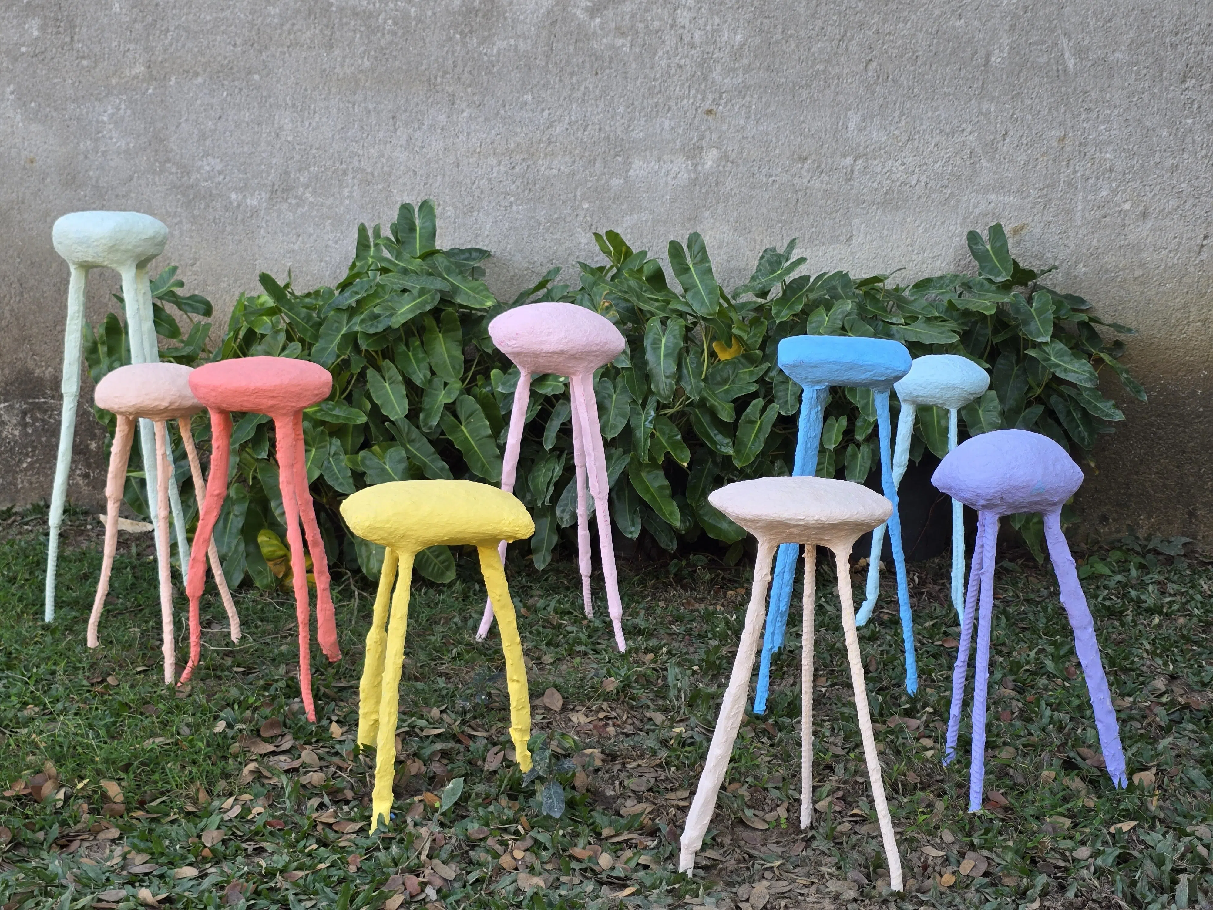 泰国当代艺术家弥载映的纸浆雕塑色彩鲜艳。（Jarupatcha Achavasmit提供）