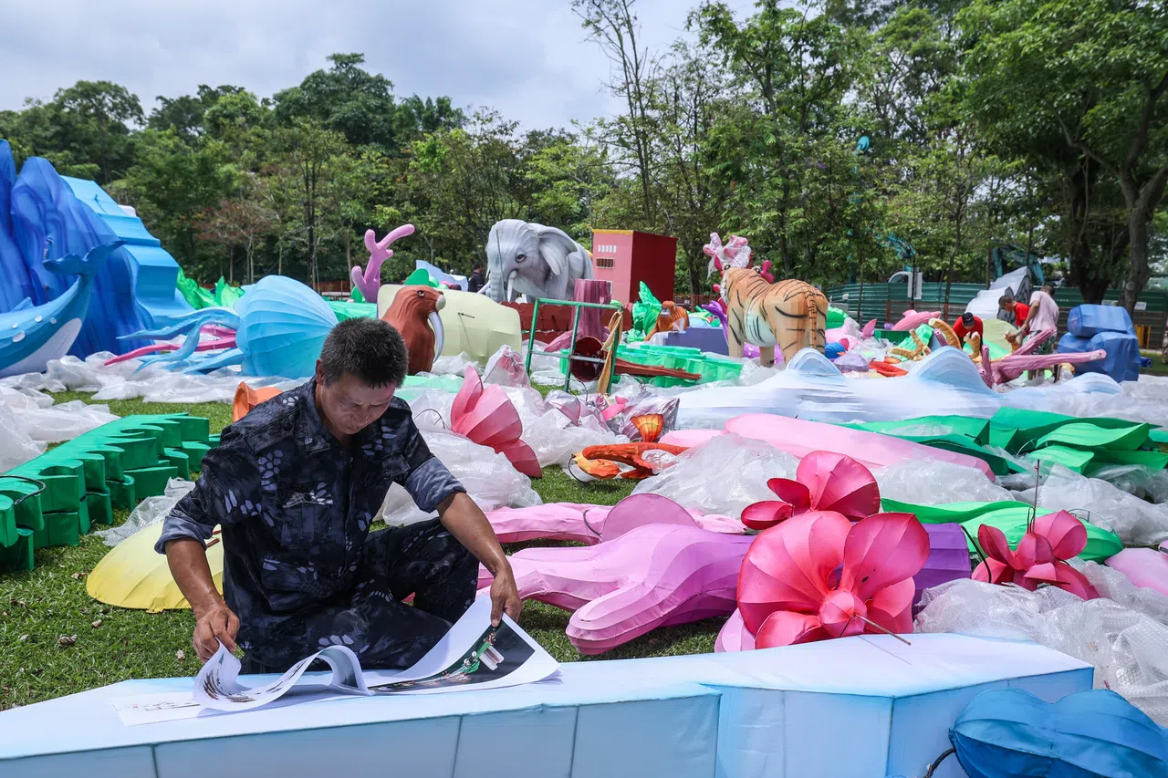 师傅翻阅图样并检查花灯。（白艳琳摄）