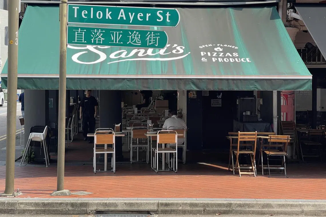 直落亚逸街美食多元，充满异国风味。（黄靖晶摄）