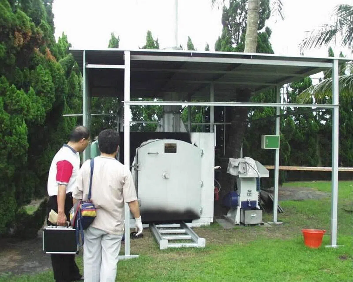 2001年，疑似洪若潭夫妇的尸骨在院子里的焚化炉内被发现。（图片取自互联网）