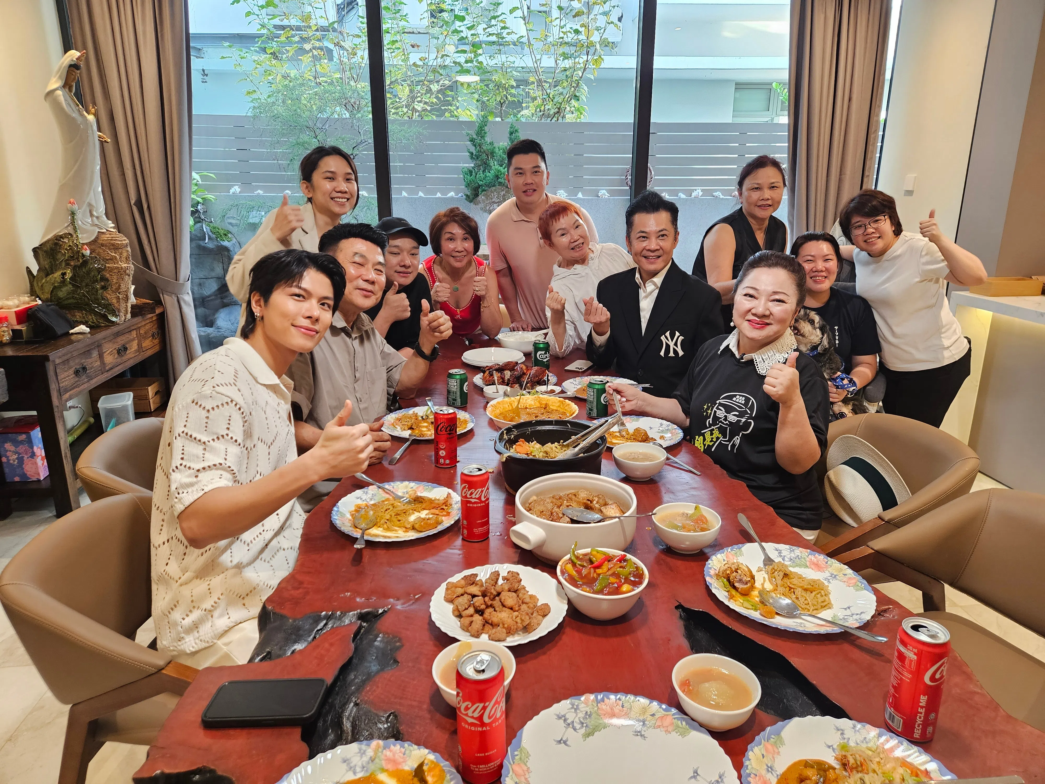 白冰冰（前排右一）和新加坡朋友谢美珠（前排左四）一家人，热情款待容启航（前排左一）、梁志强（前排左二）和曹国辉（前排右二）。（洪铭铧摄）